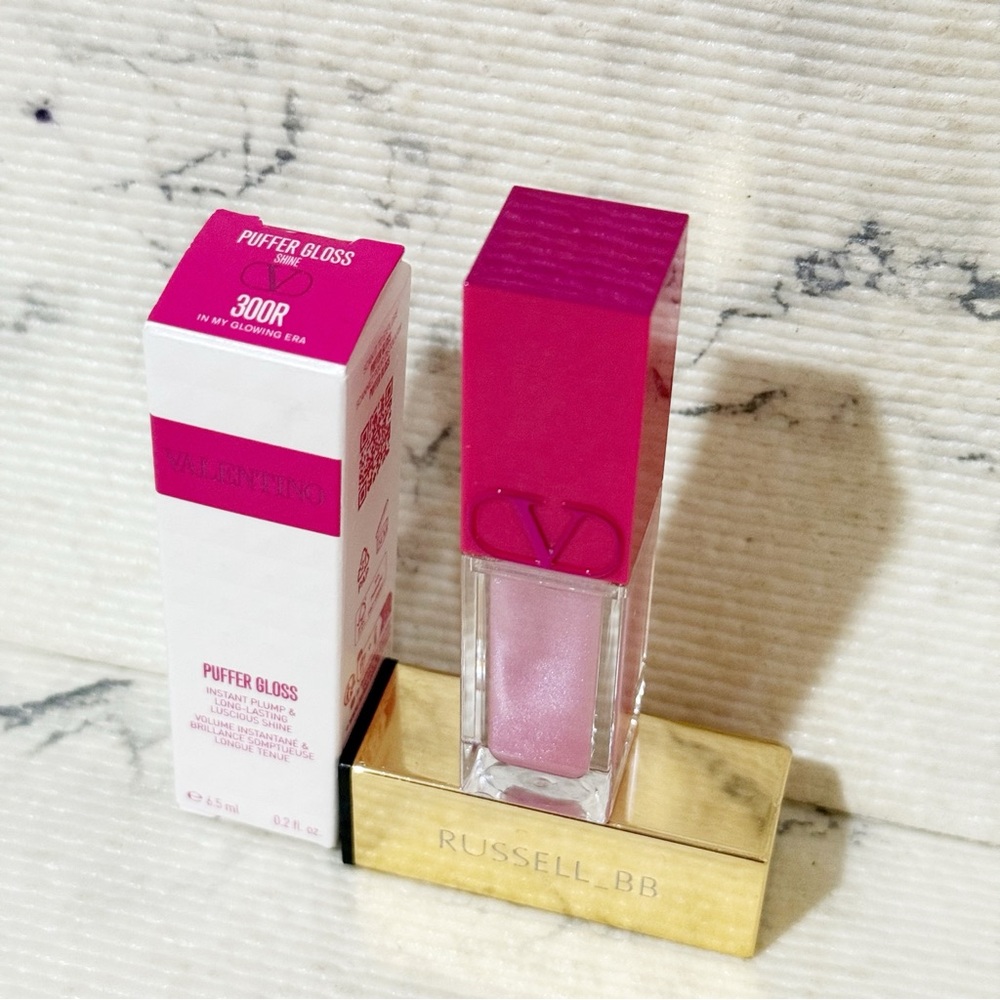Valentino Puffer Lip Gloss: #300R In My Glowing Era (Soft Pink Shimmer) - Picture 4 of 10